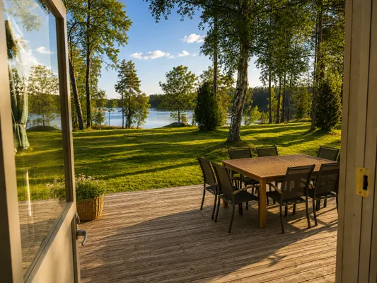 Vackert sjöläge - egen park, strand, brygga & båt