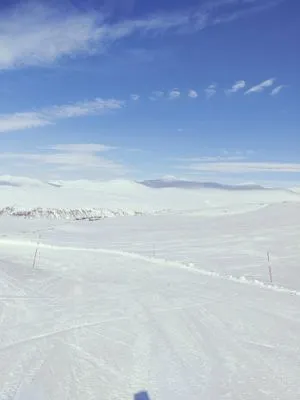 Mysig fjällstuga i vacker fjällmiljö