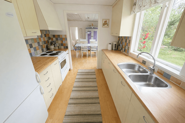 Insynsskyddad stuga i Djupvik/Lofta med stor tomt. - Bild 4