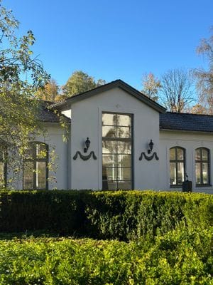 Charmig nyrenoverad stuga i grönskan i Skövde - Bild 14