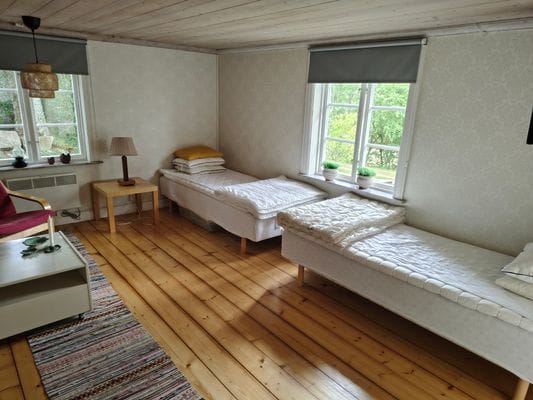 2 sängar med resårmadrasser