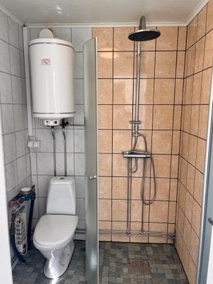 Duschen har klara glasdörrar