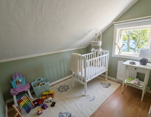 Familjevänligt rum med leksaker och spjälsäng för våra yngsta gäster