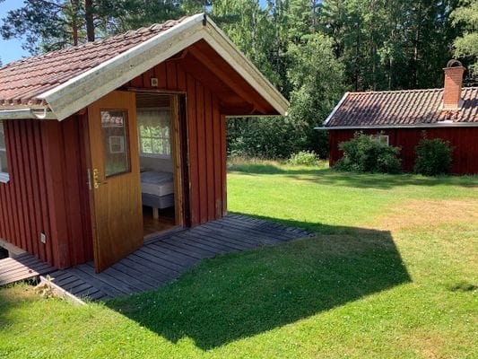 Stuga nära hav och bad. Roddbåt, egen brygga. - Bild 13