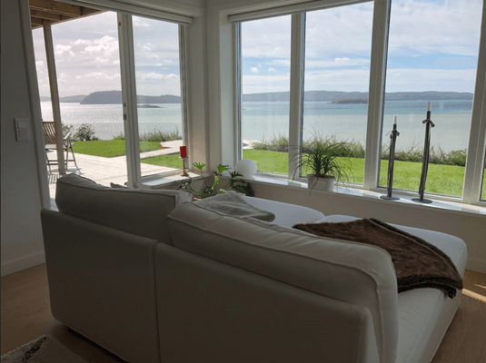 Main living room, entrance to hot pot