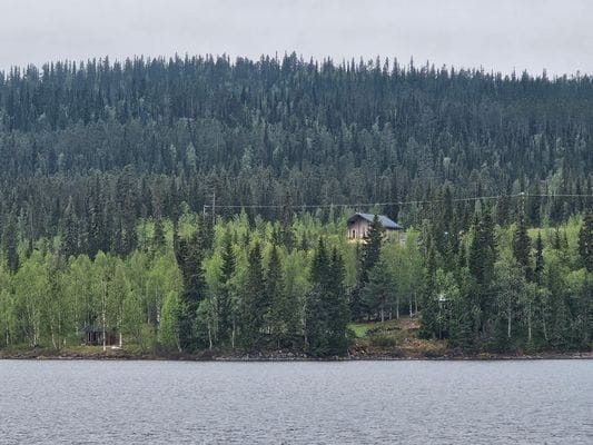 huset fotat från sjön
