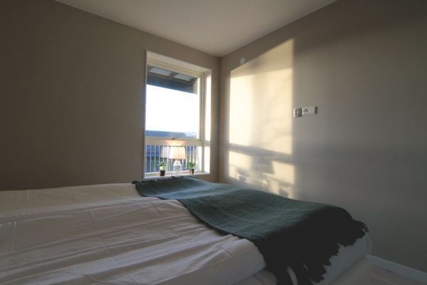 Sovrum 1 180cm säng (gammal bild) numera TV och sängram och gardiner i detta rum