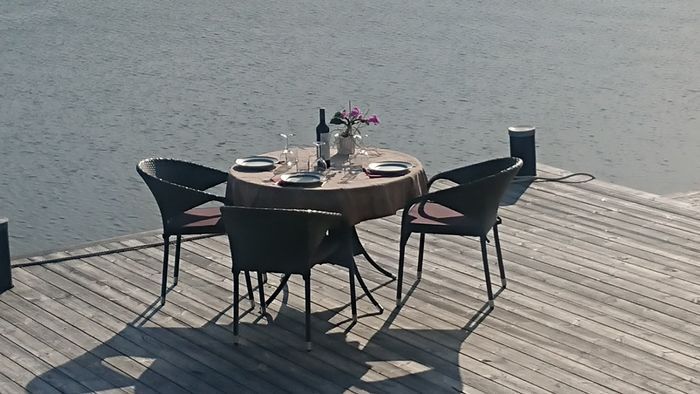 Havet, två meter från med egen brygga.