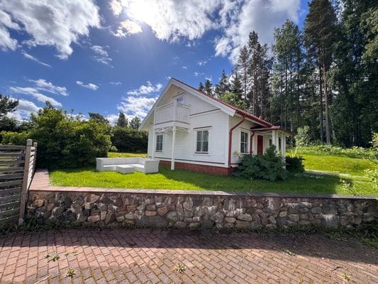 Två gästhus på sjötomt