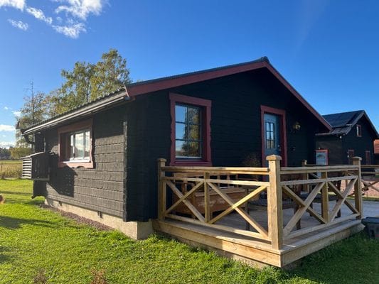 Mysig timmerstuga belägen i Bonäs vid Orsasjön