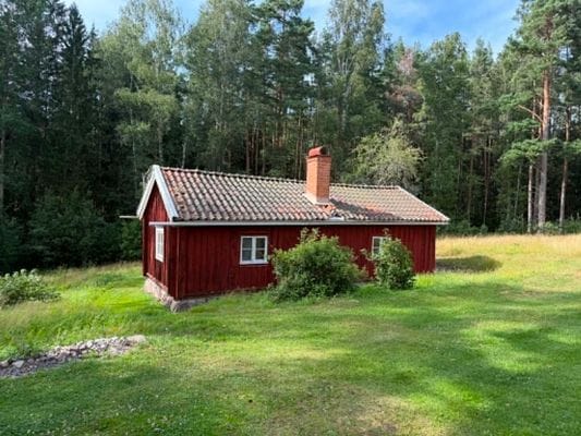 Stuga nära hav och bad. Roddbåt, egen brygga.