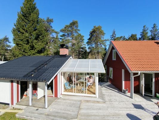 Modernt fritidshus nära hav och Stockholm - Bild 4