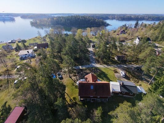 Modernt fritidshus nära hav och Stockholm - Bild 2