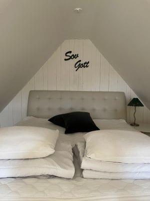 Sovloft med dubbelsäng. Täcken och kuddar finns. Sänglinne medtages.