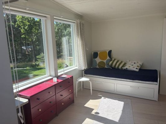 Säng 2 i attefallshuset – utdragbar till dubbelsäng.