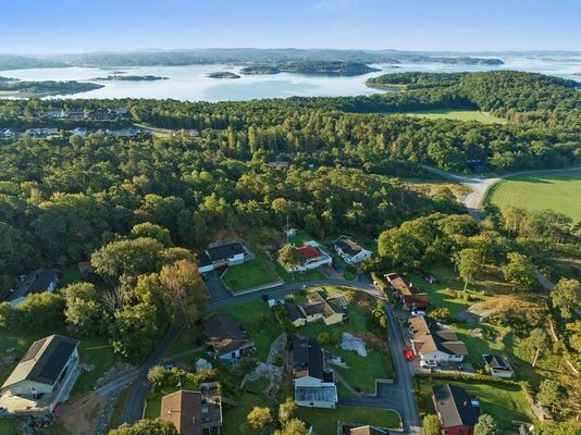 Huset sett från ovan - längre ut på udden syns Svanviks naturreservat