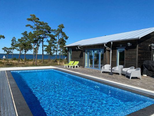 Villa med pool och havsutsikt. Gotland N Fårösund