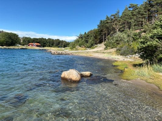 Badplats cirka 8 minuters promenad från stugan