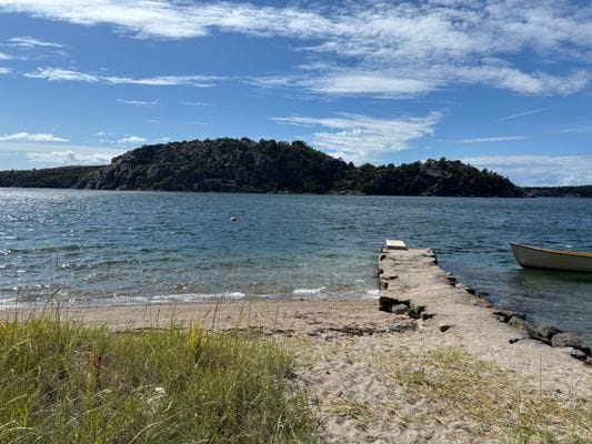 Badplats cirka 8 minuters promenad från stugan