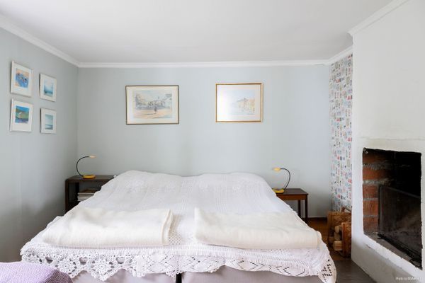 Avskild stuga vid sjön – off-grid med egen strand - Bild 8