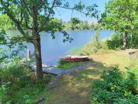 Enskilt belägen sommarstuga med egen strand - Bild 3