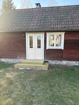 Timrad stuga nära sjö och bad - Bild 2