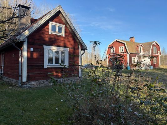 Timrad stuga nära sjö och bad - Bild 4
