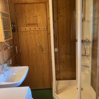 Dusch med dörr till bastu