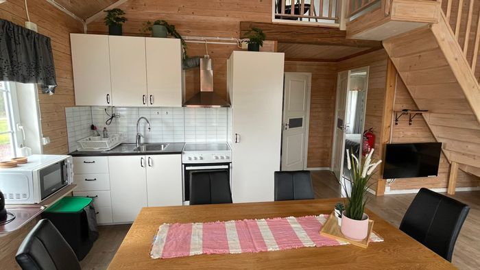 Semesterhus vid sjön med pool och elbåt - Bild 3