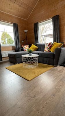 Semesterhus vid sjön med pool och elbåt - Bild 2