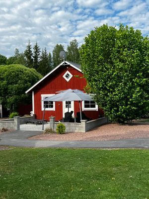 Semesterhus vid sjön med pool och elbåt - Bild 9