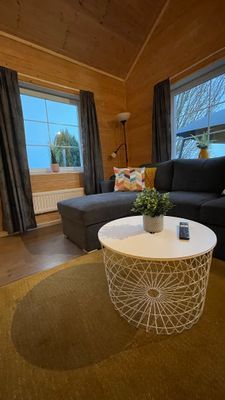 Semesterhus vid sjön med pool och elbåt - Bild 13