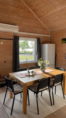 Semesterhus vid sjön med pool och elbåt - Bild 14