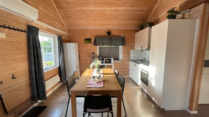 Semesterhus vid sjön med pool och elbåt - Bild 15