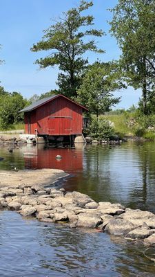 Semesterhus vid sjön med pool och elbåt - Bild 16