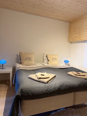 Sovrum 2 har en dubbelsäng som är delbar (kan göras om till två enkelsängar)