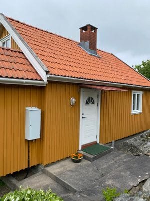 Husets baksida med entrédörr