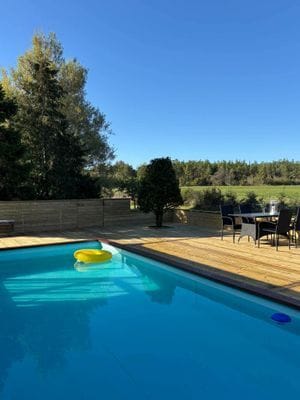 Insynsskyddad tomt och härligt poolområde