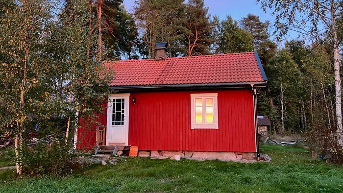 Mysig timmerstuga med kamin i södra Värmland - Bild 8