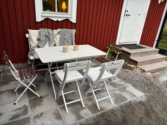 Ombonad stuga vid spår och sjö i Harsa - Bild 28