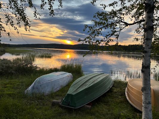Ombonad stuga vid spår och sjö i Harsa - Bild 39