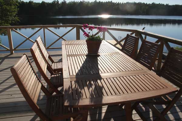 Utemöbler på stor solterrass precis vid havet i Loftahammar, Västervik.