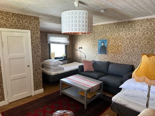 Lägenhet höger vån 2: Sängar ( 2 x 90 cm + bäddsoffa 120 cm), dörr till garderob