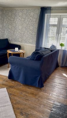 Allrum med sittgrupp varav ena soffan är bäddsoffa.