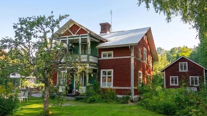 Stort Hälsingehus i natusköna Bergvik