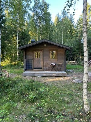 Nybyggd stuga med vedeldad bastu nära Hudiksvall