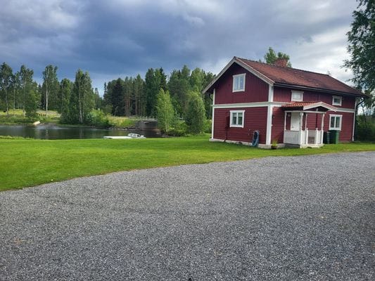 Gräsmatta ner till vatten