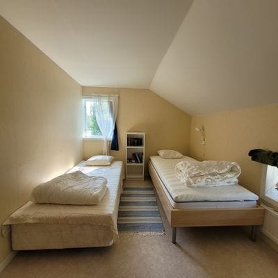 Sovrum med 2 st 90 cm sängar