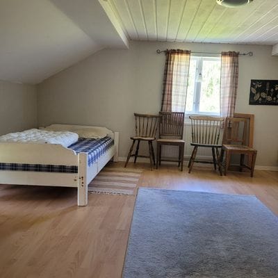 Stort allrum med 2 st 120 cm sängar samt extra madrasser, täcken och kuddar.