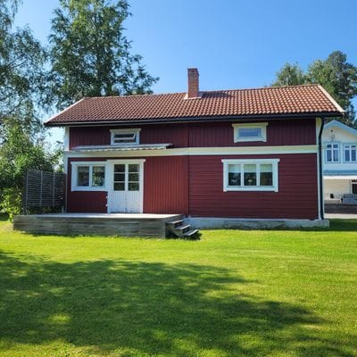 Baksida med altan